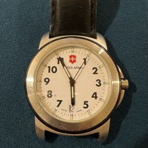 Swiss Army Watch, works well, broken band and signs of wear.